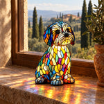 Bimba, lampada in vetro colorato accesa su un davanzale toscano